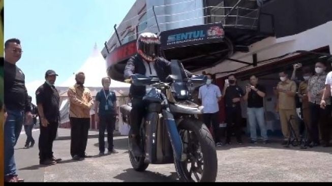 Wagub Jawa Barat Ruzhanul jajal motor listrik (Instagram)