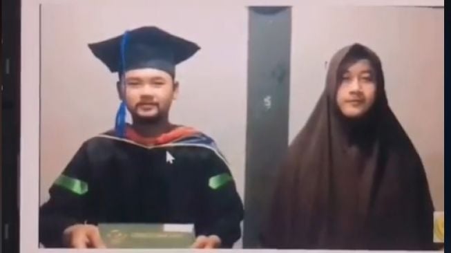 Kocak! Dua Pemuda ini Gantian Cosplay Jadi Orang Tua Saat Wisuda Online