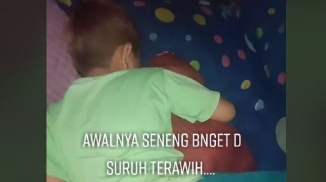 Bocah menangis habis sholat tarawih. (TikTok)