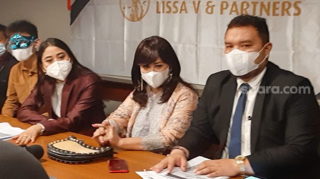 Pesinetron Yuyun Sukawati (tengah) saat menggelar konferensi pers terkait penahan suaminya, Fajar Umbara di Menteng, Jakarta Pusat, Rabu(14/4/2021). [Suara.com/Alfian Winanto]