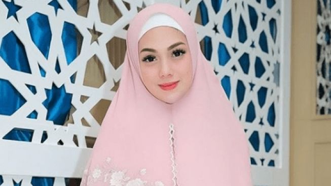 Profil Lengkap Celine Evangelista, Ajari Anak Salat Tarawih Meski Anut Katolik