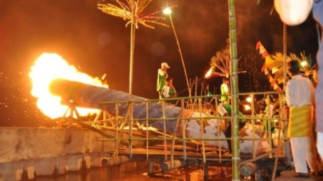 Mengenal Meriam Karbit, Tradisi Unik Kota Pontianak