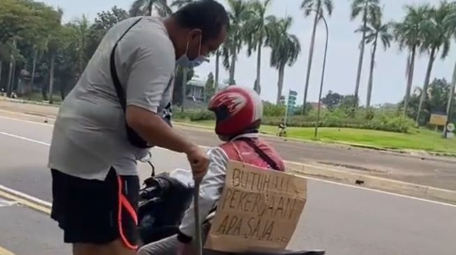 Viral Lelaki Keliling Bawa Tulisan Butuh Pekerjaan, Endingnya Bikin Mewek