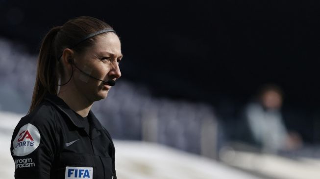 Asisten wasit Sian Massey-Ellis saat bertugas dalam laga Liga Inggris antara Tottenham Hotspur vs Manchester United di Tottenham Hotspur Stadium, London, Minggu (11/4/2021). [Adrian DENNIS / POOL / AFP].