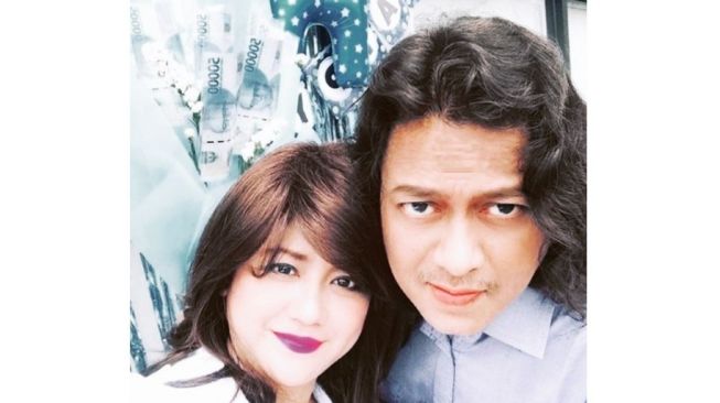 Fajar Umbara atau Fadjar Umbara bersama istrinya, Yuyun Sukawati [Instagram/fajar_umbara]