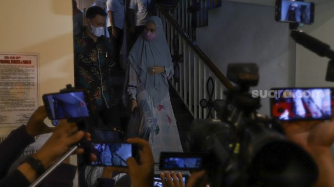 Aktris Kartika Putri usai menjalani mediasi di Polda Metro Jaya, Jakarta Selatan, Rabu (14/4/2021). [Suara.com/Alfian Winanto]