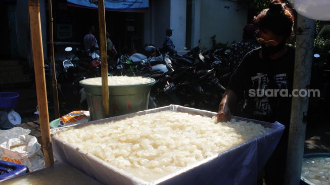 Pedagang memilah buah kolang-kaling di Pasar Induk Kramat Jati, Jakarta Timur, Rabu (14/4/2021). [Suara.com/Dian Latifah]