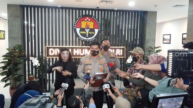 Kabag Penum Divisi Humas Polri Kombes, Ahmad Ramadhan saat jumpa pers terkait penangkapan teroris. (Suara.com/Yaumal)