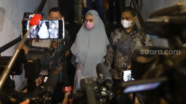 Aktris Kartika Putri menemui awak media usai menjalani mediasi di Polda Metro Jaya, Jakarta Selatan, Rabu (14/4/2021). [Suara.com/Alfian Winanto]