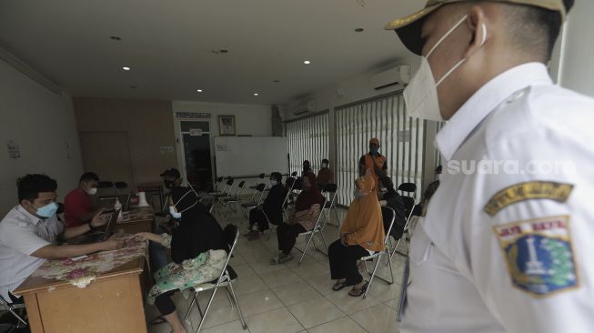 Sejumlah warga lanjut usia (lansia) mendaftarkan diri untuk mendapatkan vaksin COVID-19 di RPTRA Tanah Abang 3, Jakarta, Rabu (14/4/2021). [Suara.com/Angga Budhiyanto]