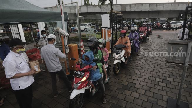 Selama Ramadhan, Pengelola Masjid Al-Azhar Bagikan 700 Takjil