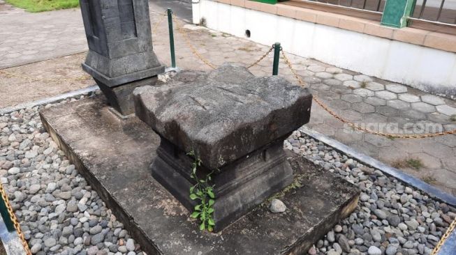 Batu Yoni, peninggalan sejarah yang berada di Masjid Sabilurrosyad, Pedukuhan Kauman, Kalurahan Wijirejo, Kapanewon Pandak, Bantul - (SuaraJogja.id/Muhammad Ilham Baktora)