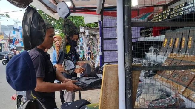 Pedagang songkok di Jalan Cendrawasih Kota Makassar / [SuaraSulsel.id / Lorensia Clara Tambing]