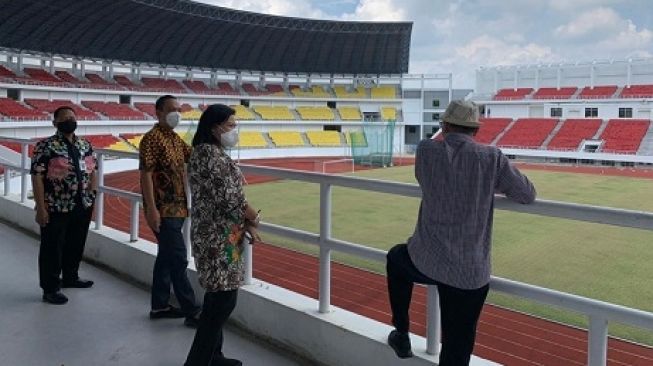 CEO PSIS Semarang, Yoyok Sukawi (kedua dari kiri) saat meninjau Stadion Jatidiri, Semarang. [dok PSIS]