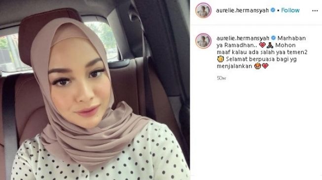 Aurel Hermansyah berhijab. (Instagram/@aurel.hermansyah)