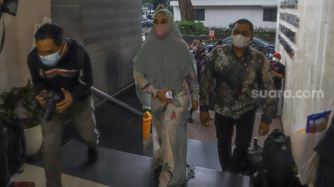 Aktris Kartika Putri saat tiba di Polda Metro Jaya, Jakarta Pusat, Rabu (14/4/2021). [Suara.com/Alfian Winanto]