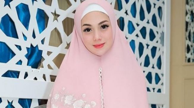 Tak cuma Islam, Celine Evangelista ungkap alasan belajar banyak agama