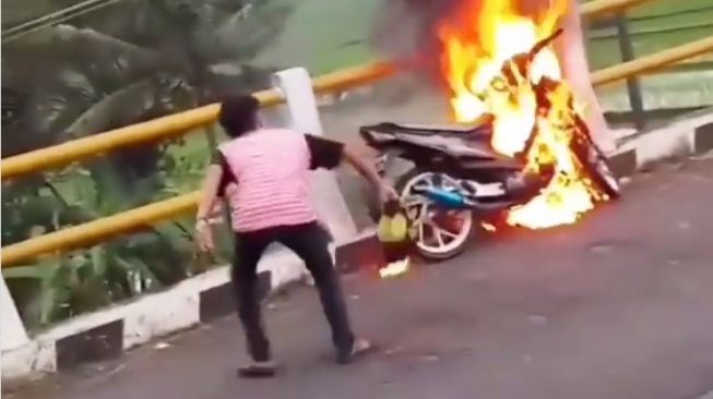 Cara pria memadamkan api pada motor terbakar ini menjadi sorotan (Instagram)