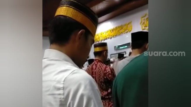 Viral Video Salat Sambil Main Game di Masjid, Ulama Sulsel Minta Diusut