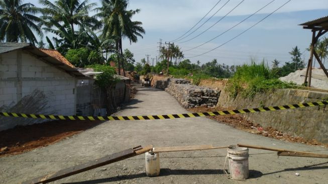 DBMSDA Tangerang bangun jalan alternatif di lokasi longsor Desa Tanjung Burung. (Diskominfo Kab. Tangerang)