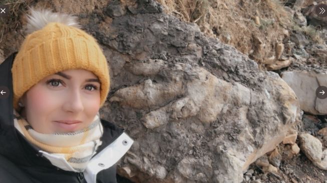 Marie Woods, arkeolog yang menemukan jejak kaki dinosaurus raksasa. [Twitter] 