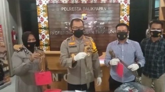 Polresta Balikpapan menunjukkan barang bukti kasus penikaman. AG jadi tersangka, usai menikam Tamrin saat menuju masjid hendak Salat Subuh. [Inibalikpapan.com]