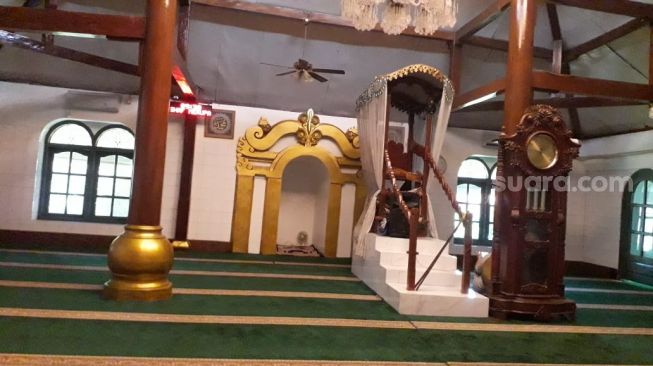 Bagian dalam Masjid Kasunyatan [Suara.com/Adi Mulyadi]