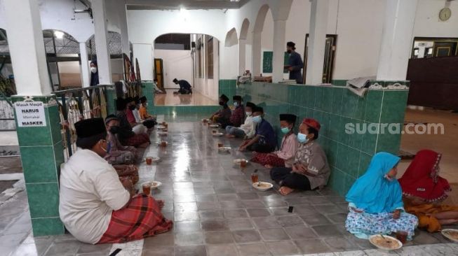 Tradisi Jelang Buka Puasa, Cerita di Balik Bagi Bubur Gratis Masjid Kauman