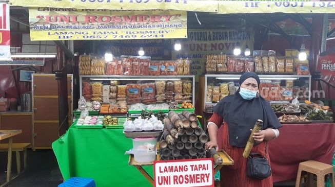 Pedagang lemang, makanan khas Minang yang dijual di kawasan Pasar Senen, Jakpus. (Suara.com/Yaumal)