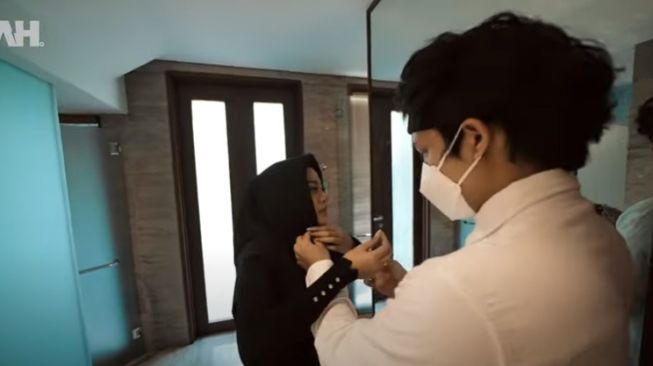 Bantuin Aurel Hermansyah Pakai Hijab Atta Halilintar Dipuji