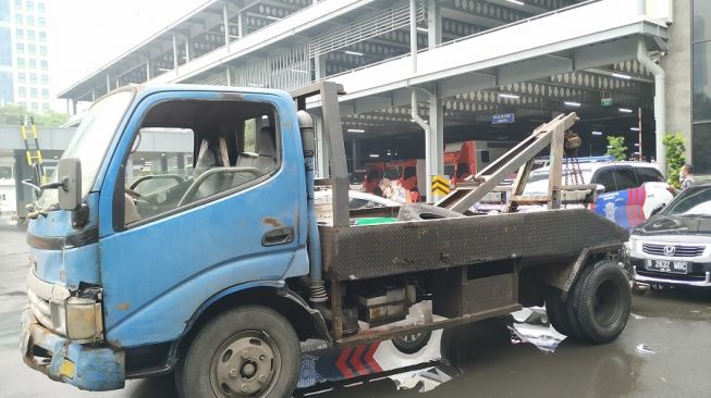 Ditlantas Polda Metro Jaya membekuk oknum derek liar yang diduga memeras pengendara mobil mogok di tol dalam kota arah Halim Perdanakusuma, Jakarta Timur, Kamis (15/4/2021). [Suara.com/Yasir]