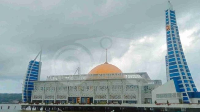 Keindahan Masjid Al Alam Kendari Tarik Banyak Wisatawan Selama Ramadhan