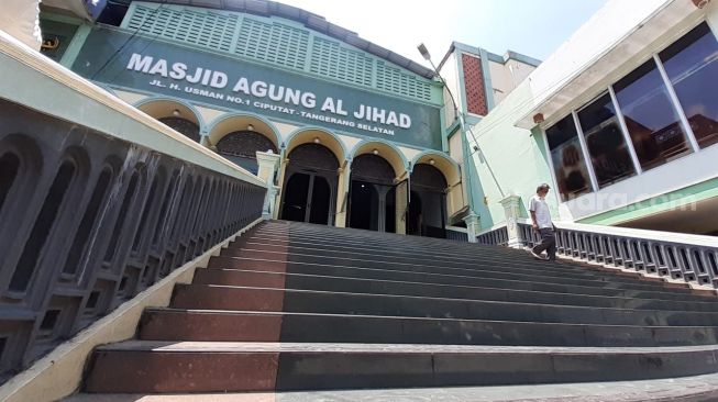 Masjid Agung Al-Jihad di Jalan Haji Usman Nomor 1, Kecamatan Ciputat, Kota Tangsel. [SuaraJakarta.id/Wivy Hikmatullah]