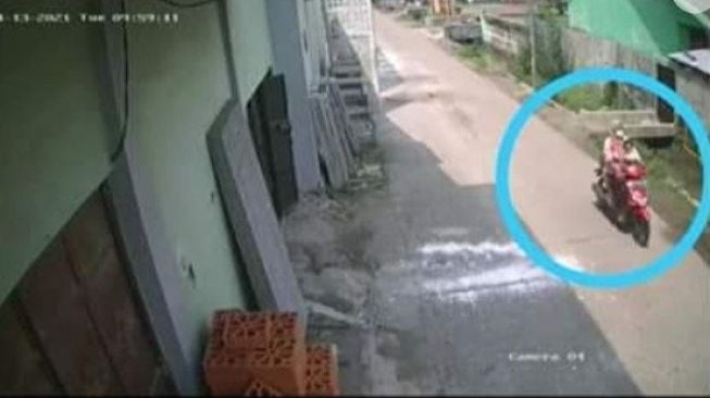 Terekam CCTV, Emak-emak Berkerudung Gendong Bayi Curi Motor di Mojokerto