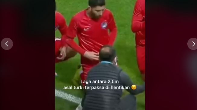 Pemain bola buka puasa di lapangan saat tanding (tiktok.com/@mighty.lfc)