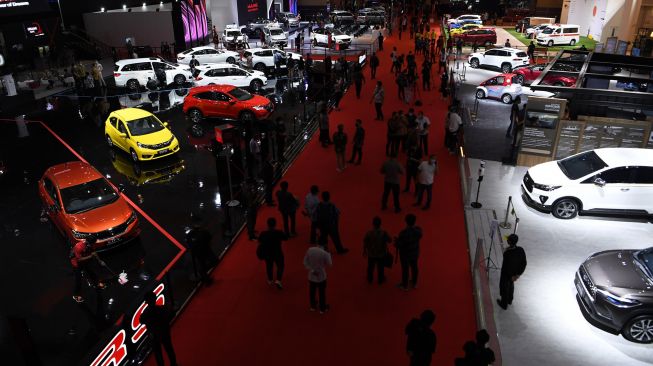 Pengunjung melihat mobil-mobil yang dipamerkan saat pembukaan IIMS Hybrid 2021 di JiExpo Kemayoran, Jakarta, Kamis (15/4/2021). ANTARA FOTO/Hafidz Mubarak