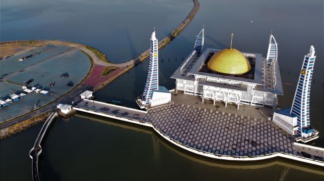 Foto udara suasana Masjid Al Alam Kendari di tengah Teluk Kendari, Sulawesi Tenggara, Kamis (15/4/2021).  ANTARA FOTO/Jojon