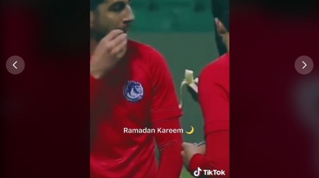 Pemain Bola Buka Puasa di Tengah Pertandingan, Tuai Pujian Publik