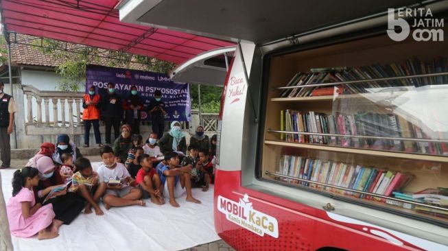 Anak-anak Korban Gempa di Kabupaten Malang Dihibur Mobil KaCa UMM