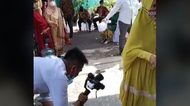 Lagi Rekaman Prosesi Menikah, Aksi Emak-Emak Nyelonong Ini Bikin Ikut Kesal