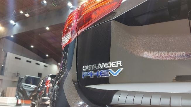 Emblem dari produk ramah lingkungan, Mitsubishi Outlander PHEV [Suara.com/Manuel Jeghesta Nainggolan].