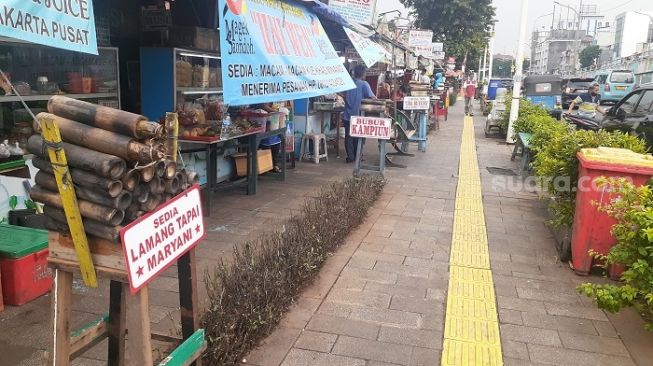 Pedagang lemang, makanan khas Minang yang dijual di kawasan Pasar Senen, Jakpus. (Suara.com/Yaumal)