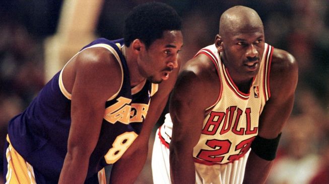 Mendiang Kobe Bryant (kiri) dan Michael Jordan saat masih aktif bermain di NBA. [VINCENT LAFORET / AFP]