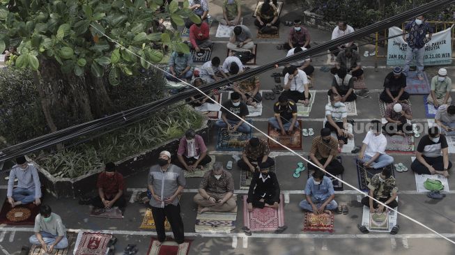 Umat Islam mendengarkan khotbah sebelum melaksanakan shalat Jumat di Masjid Cut Meutia, Menteng, Jakarta, Jumat (16/4/2021). [Suara.com/Angga Budhiyanto]