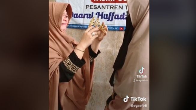 Wanita Ini Selesaikan Hafalan 30 Juz, Ibunya Bangga Sampai Ingin Cium Kaki