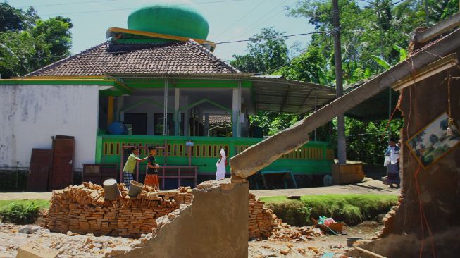 Sejumlah anak menuju masjid untuk melaksanakan shalat Jumat pertama di bulan Ramadhan di Masjid Hadiyatul Lil Muttaqin di Jogomulyan, Tirtoyudo, Malang, Jawa Timur, Jumat (16/4/2021).  ANTARA FOTO/Ari Bowo Sucipto