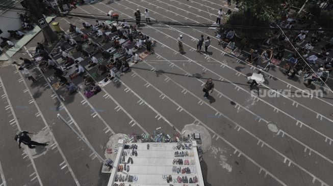 Umat Islam mendengarkan khotbah sebelum melaksanakan shalat Jumat di Masjid Cut Meutia, Menteng, Jakarta, Jumat (16/4/2021). [Suara.com/Angga Budhiyanto]