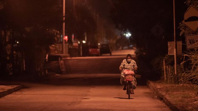 Haru! Nenek Rela Berjalan 6 Jam Jual Ikan Asin Demi Biayai Kuliah Cucu