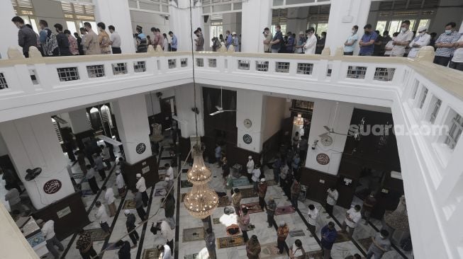 Umat Islam melaksanakan shalat Jumat di Masjid Cut Meutia, Menteng, Jakarta, Jumat (16/4/2021). [Suara.com/Angga Budhiyanto]