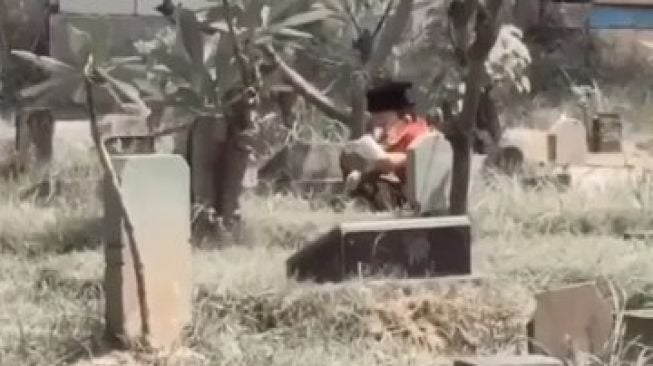 Viral Bocah Yasinan di Kuburan Ortu, Netizen Yakin Settingan TikTok